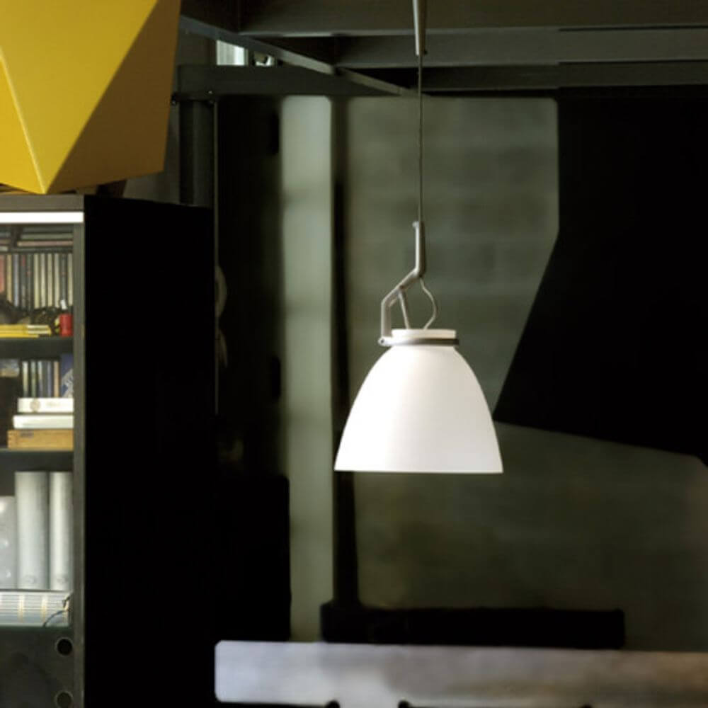 Luceplan Glassglass Hängelampe Large mit elegantem weißen Glasschirm und modernem Design im Innenraum.