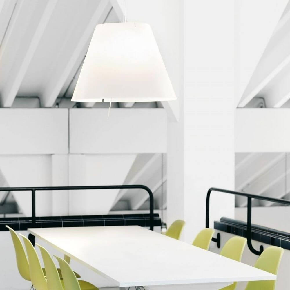 Luceplan Hängelampe Grande Costanza mit Sensor-Dimmer über einem modernen Esstisch in hellem Raum.