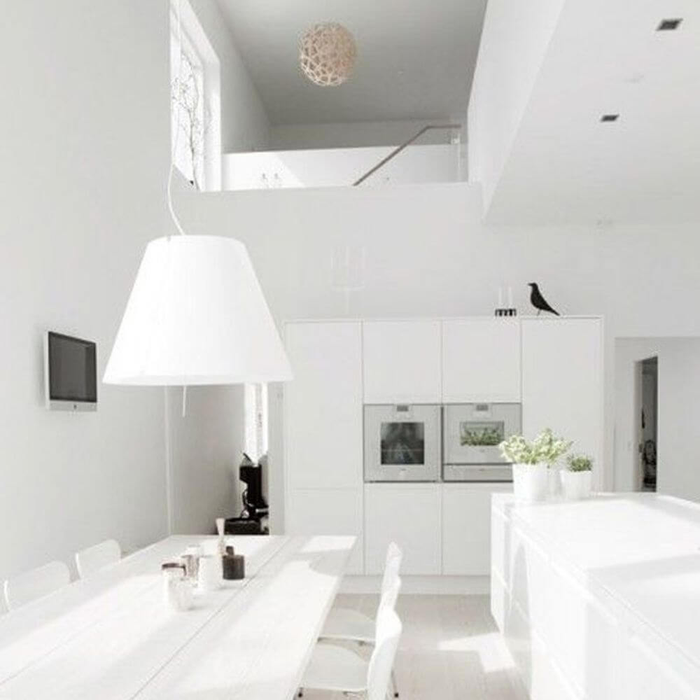 Luceplan Hängelampe Grande Costanza mit Sensor-Dimmer im modernen weißen Esszimmer