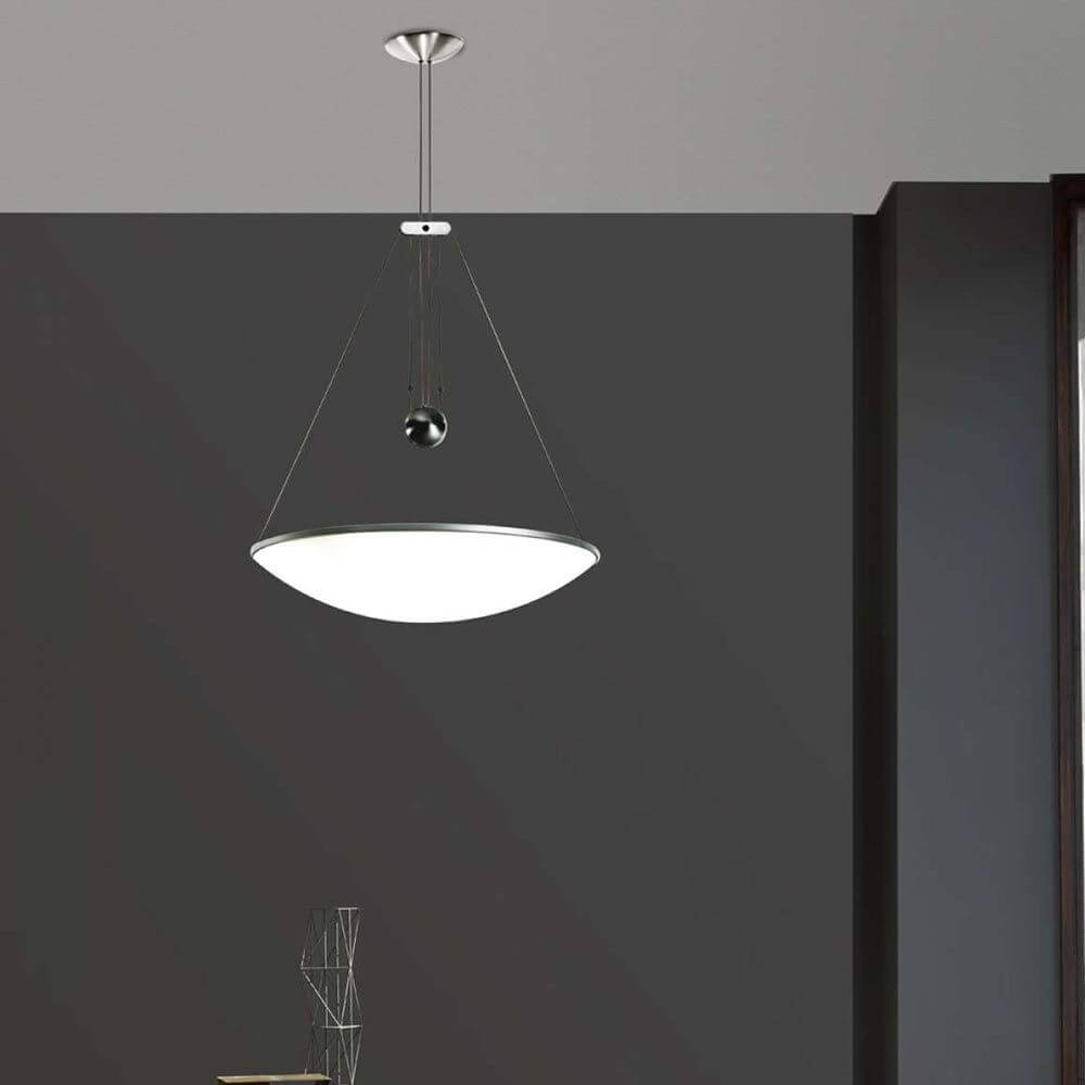 Luceplan Hängelampe Trama mit Zugseil in modernem Interieur, gleichmäßige Lichtverteilung, elegantes Design.