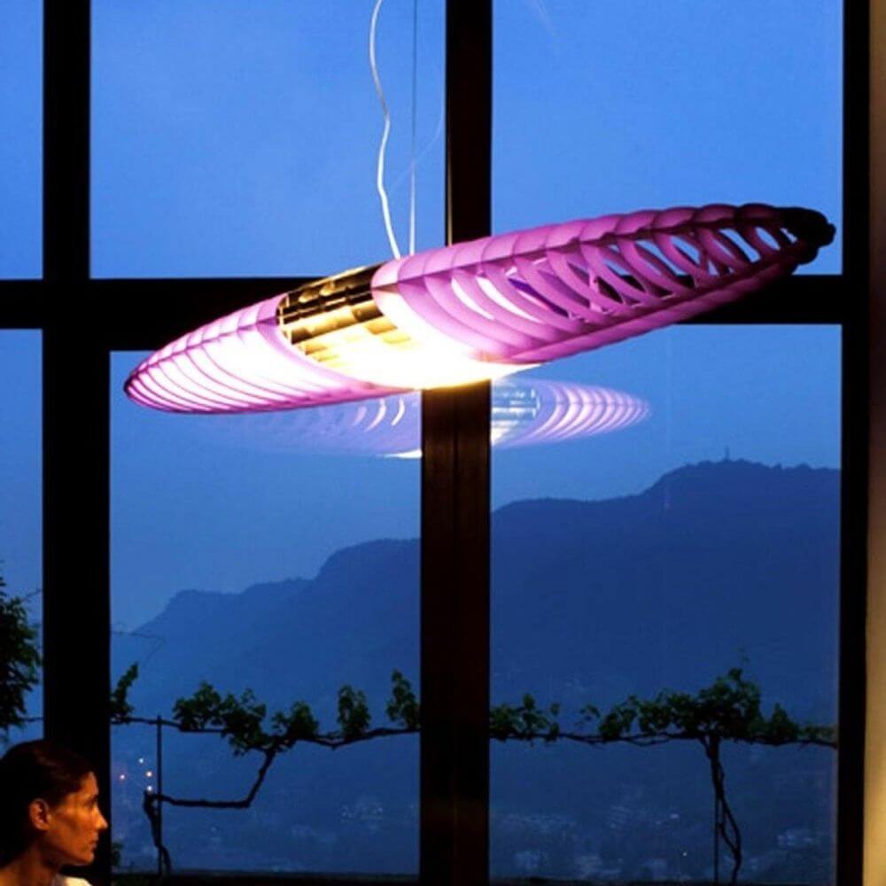 Luceplan Hängeleuchte Titania Queen 140cm in einem modernen Raum mit Blick auf die Berge bei Dämmerung.