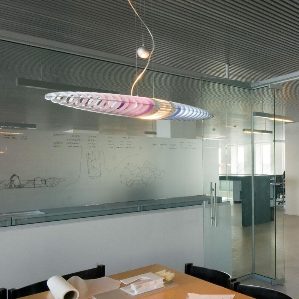 Luceplan Hängeleuchte Titania Queen 140cm im modernen Büro-Setting über einem Essbereich installiert.