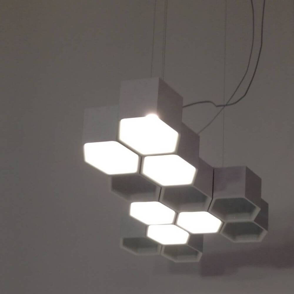 Luceplan Honeycomb LED Hängeleuchte mit 12 Waben 3000K Weiß, moderne Hängelampe in hexagonaler Form mit LED-Beleuchtung.