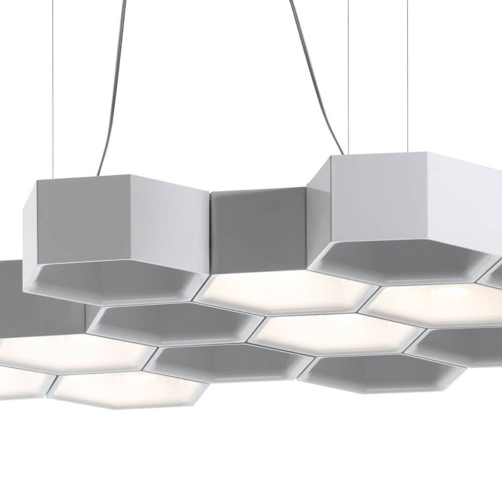 Luceplan Honeycomb LED Hängeleuchte mit 12 Waben 3000K Weiß in einem modernen Design mit sechseckigen Modulen.