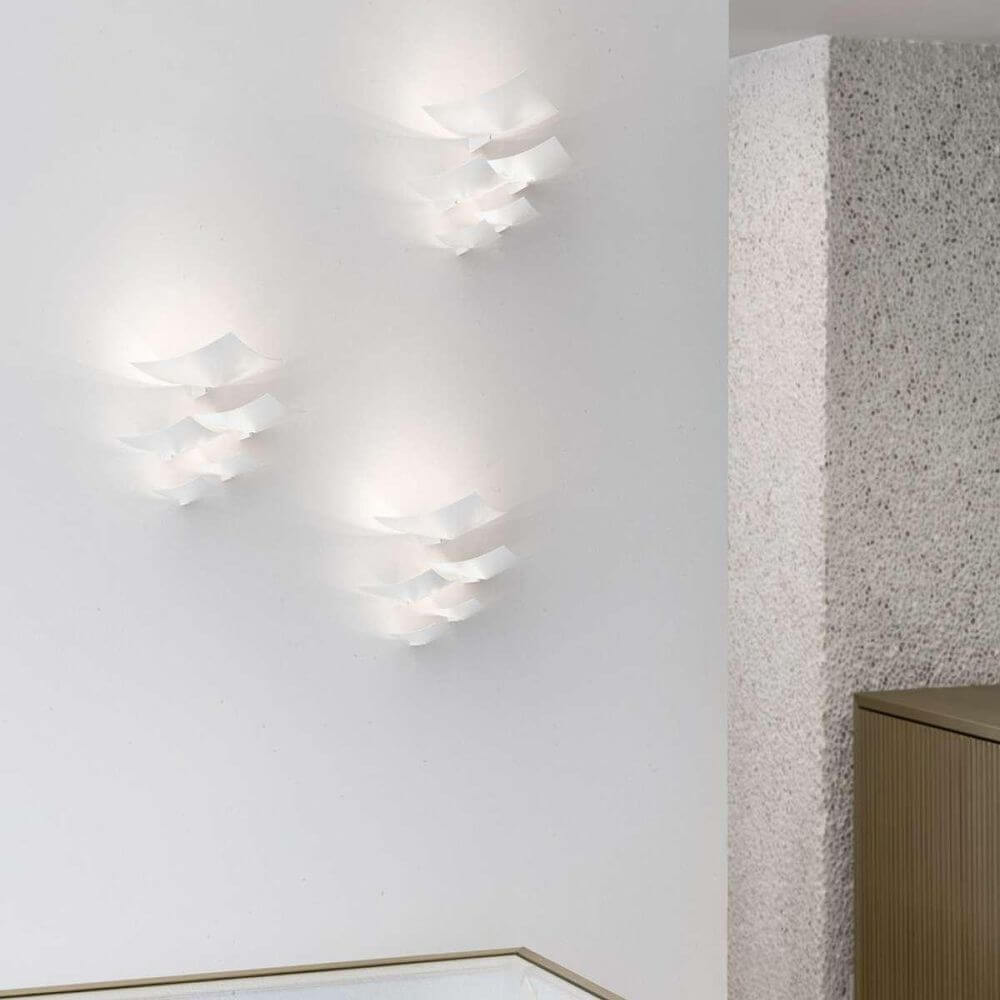 Luceplan Ivy LED Einbauwandleuchte 26W 2700K Weiß an einer Wand, modernes und stilvolles Design.