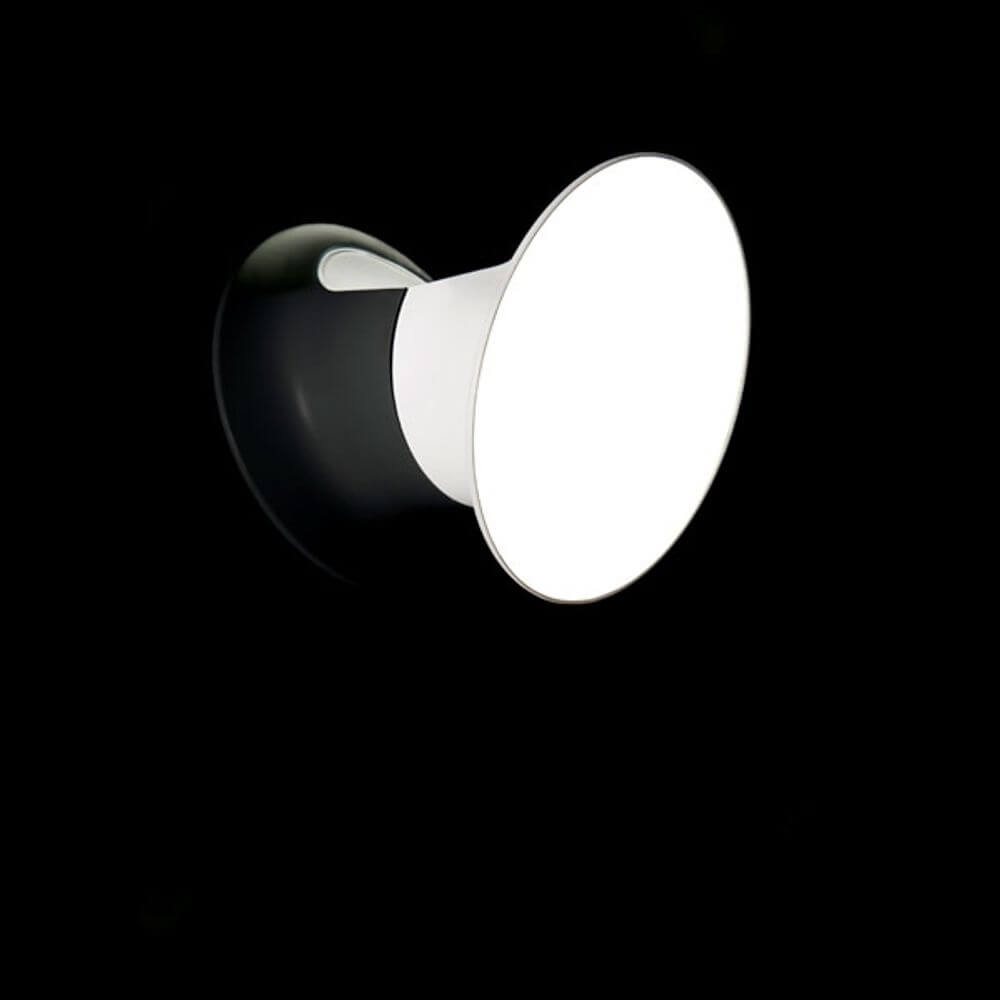 Luceplan LED Außen-Wandlampe Ecran IP65 in modernem Design mit weichem, warmem Licht.