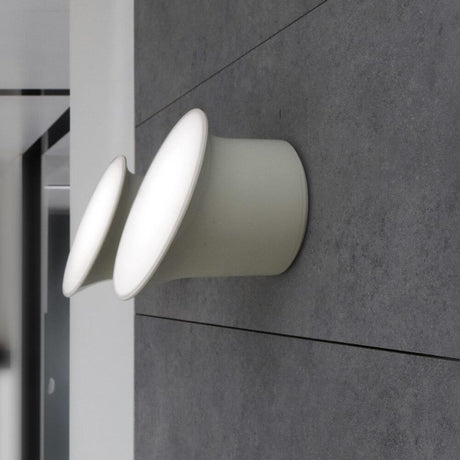 Luceplan LED Außen-Wandlampe Ecran IP65 an einer Wand, sanftes warmes Licht aus zwei kreisrunden Schirmen.
