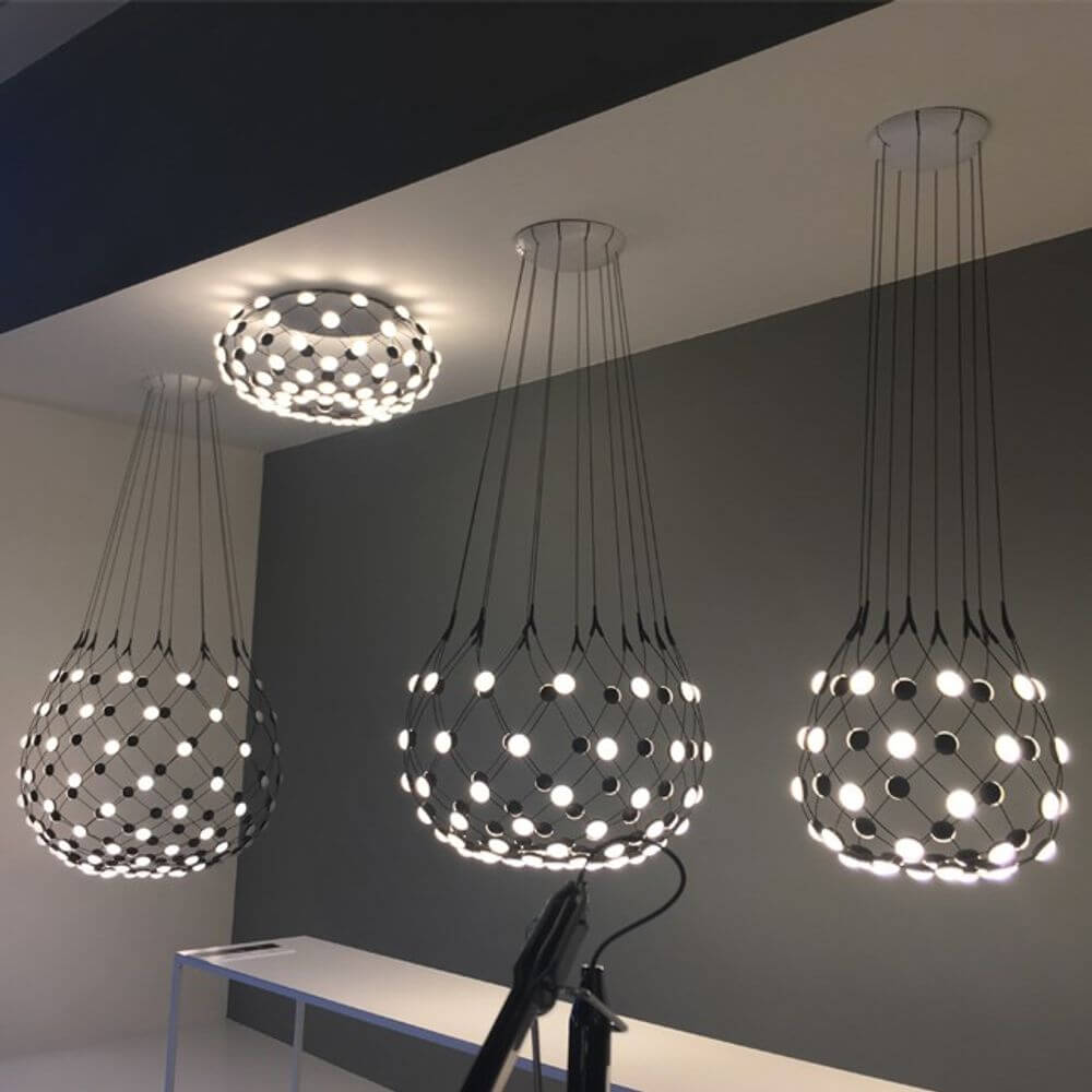 Luceplan LED Deckenlampe Mesh Ø 72cm in modernem Design mit leuchtenden Elementen und schwarzer Aufhängung.