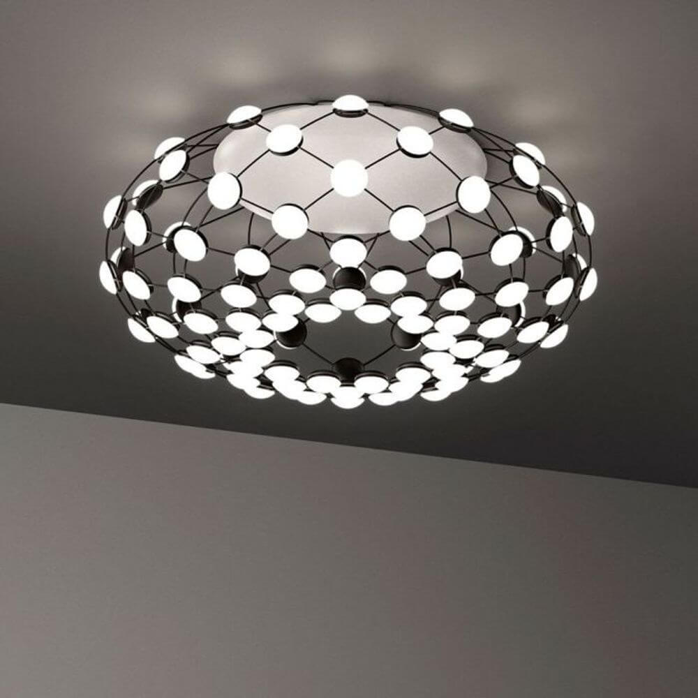 Luceplan LED Deckenlampe Mesh Ø 72cm in einzigartigem Design mit schwarzem Gestell und modernen Leuchtmitteln.