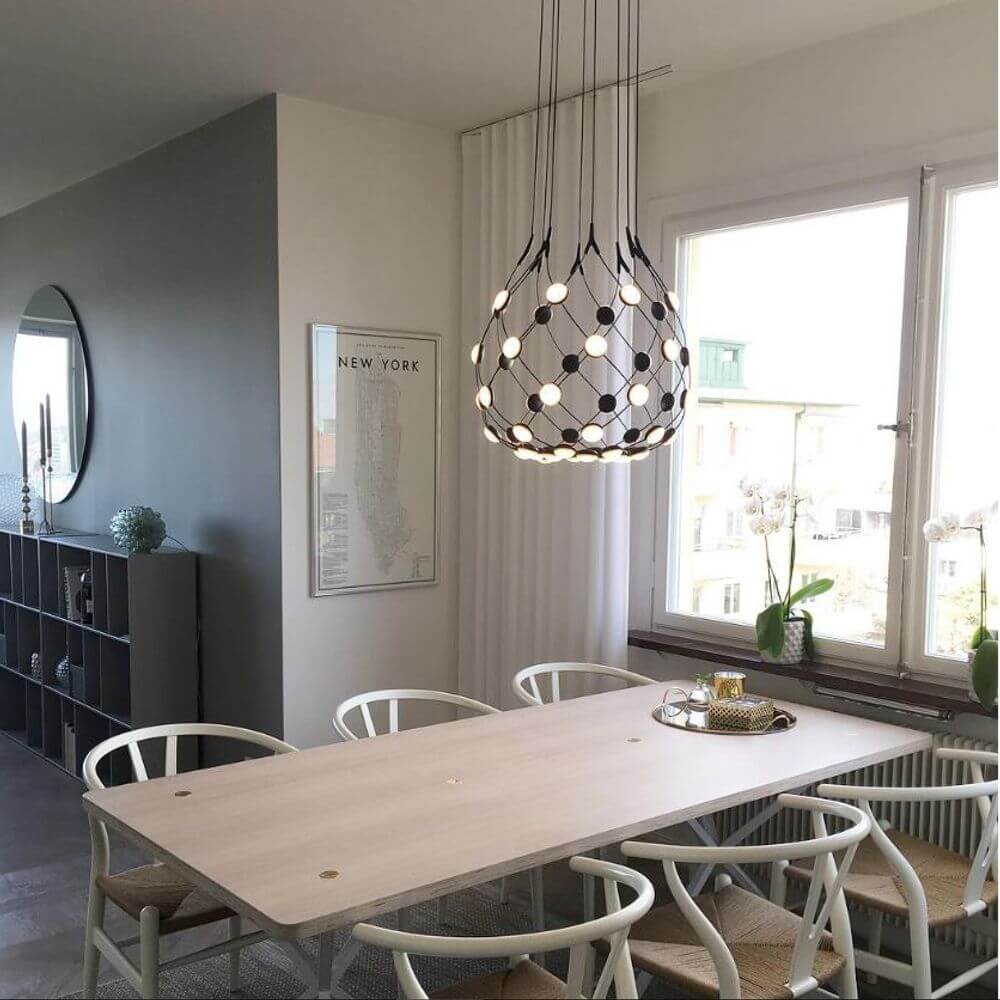 Luceplan LED Hängelampe Mesh Ø 55cm, max. 100cm im modernen Essbereich über einem Holztisch.