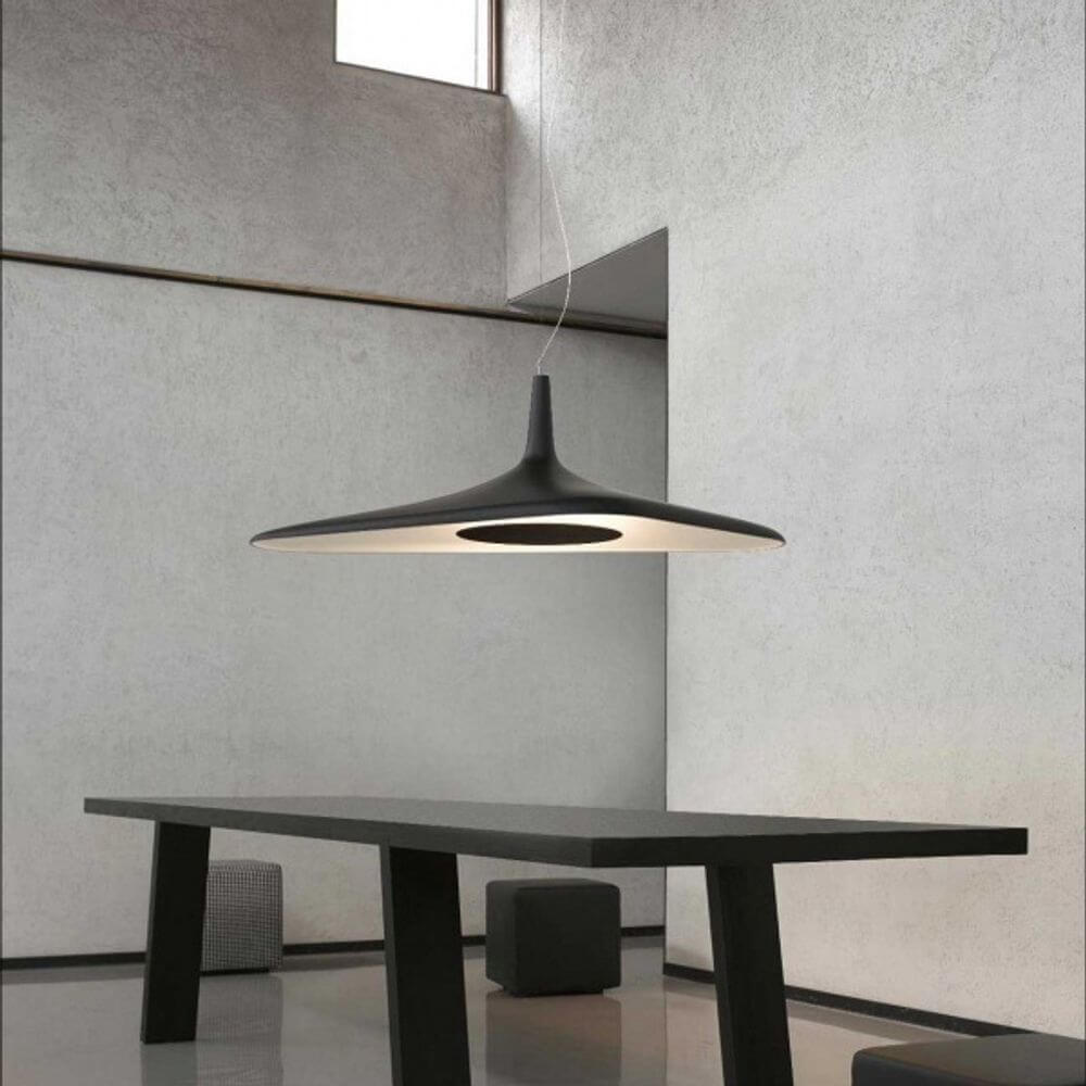 Luceplan LED-pendellampe Soleil Noir 120 x 62 cm i et moderne rom over bord.