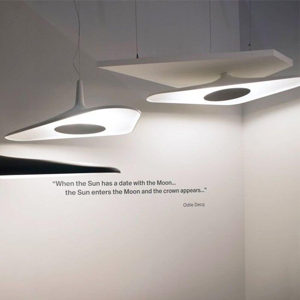 Luceplan LED-pendellampe Soleil Noir 120 x 62 cm med moderne design og asymmetrisk oppheng