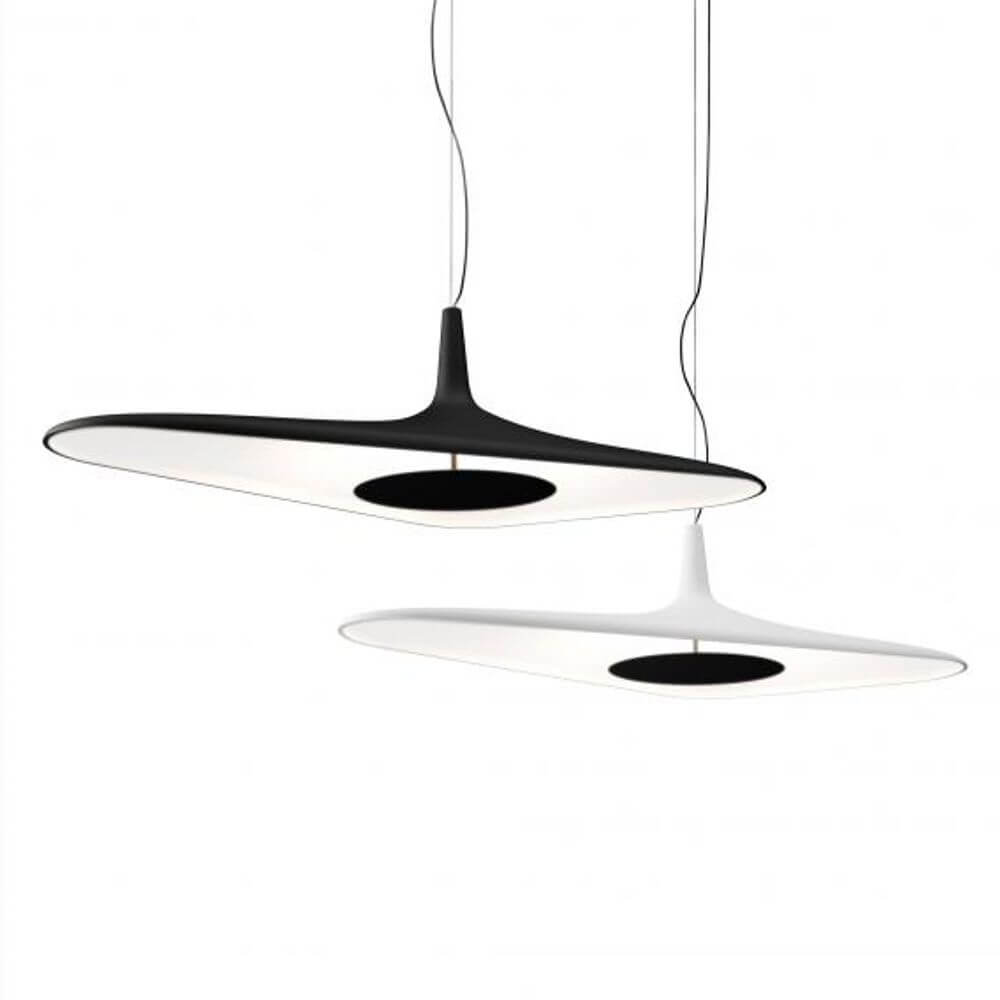 Luceplan LED-pendellampe Soleil Noir 120 x 62 cm i svart og hvitt, slankt design med asymmetrisk oppheng.