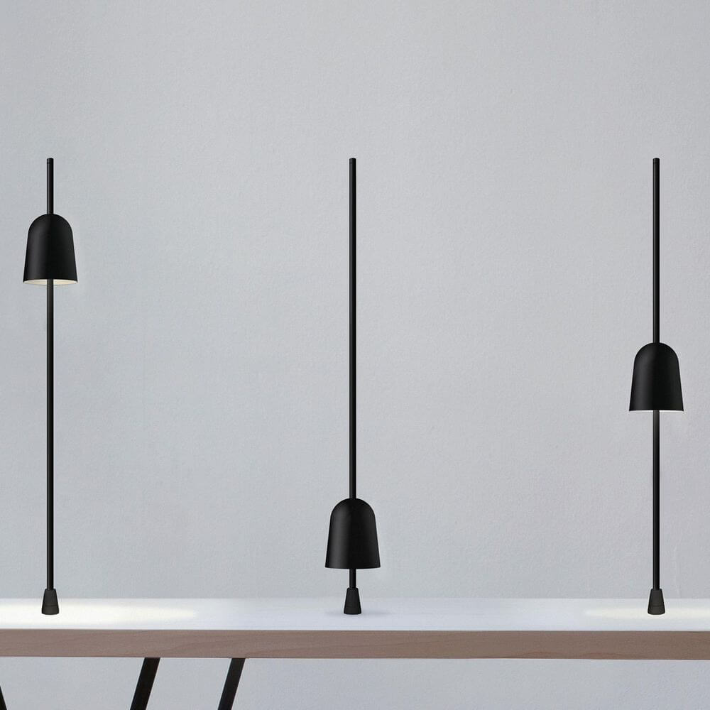 Luceplan LED Schreibtischlampe Ascent schwarz auf einem Tisch, moderne und elegante Tischleuchten.