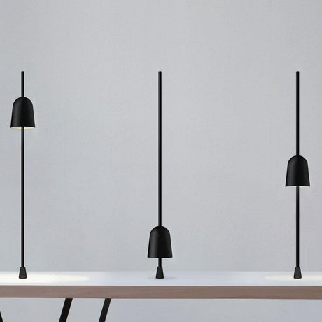 Luceplan LED skrivebordslampe Ascent svart på et bord, moderne og elegante bordlamper.