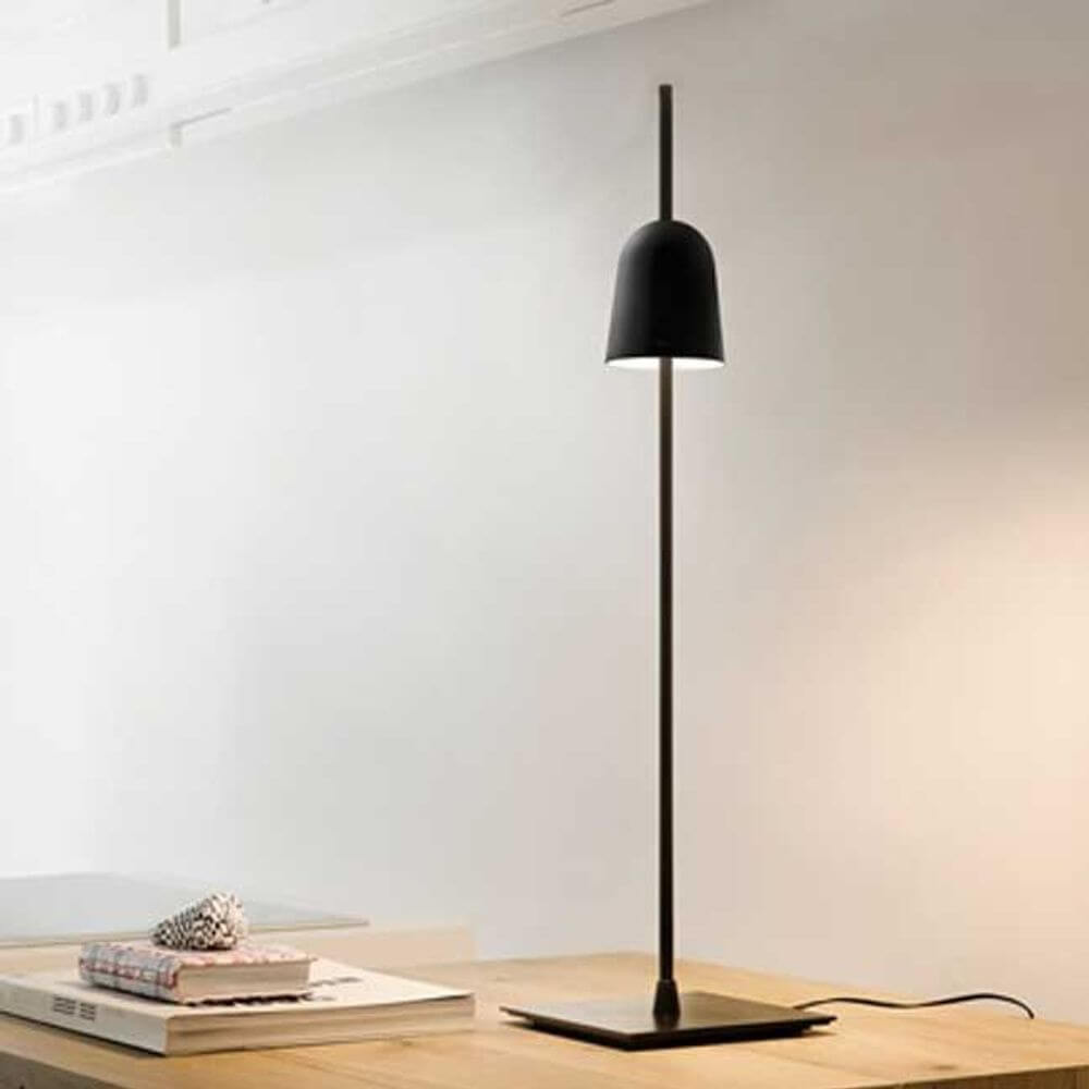 Luceplan LED Schreibtischlampe Ascent schwarz auf einem Tisch, mit dimmbarer Beleuchtung und modernem Design.