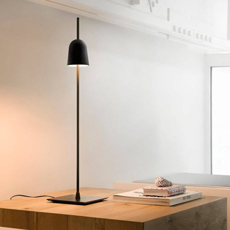 Luceplan LED skrivebordslampe Ascent svart på en trestol, ideell for moderne kontordesign.