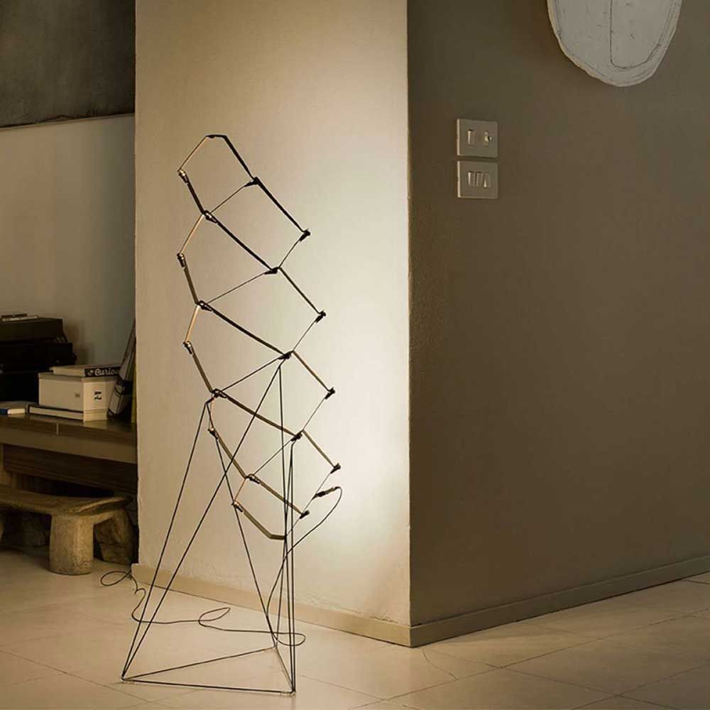 Luceplan LED Stehlampe Nothing ausziehbar schwarz in modernem Wohnambiente