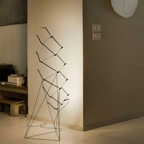 Luceplan LED Stehlampe Nothing ausziehbar schwarz in modernem Wohnambiente