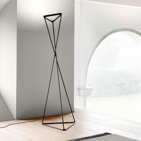 Luceplan LED Stehlampe Tango schwarz in modernem Design, dreieckige Basis und grazile Aluminiumstäbe.