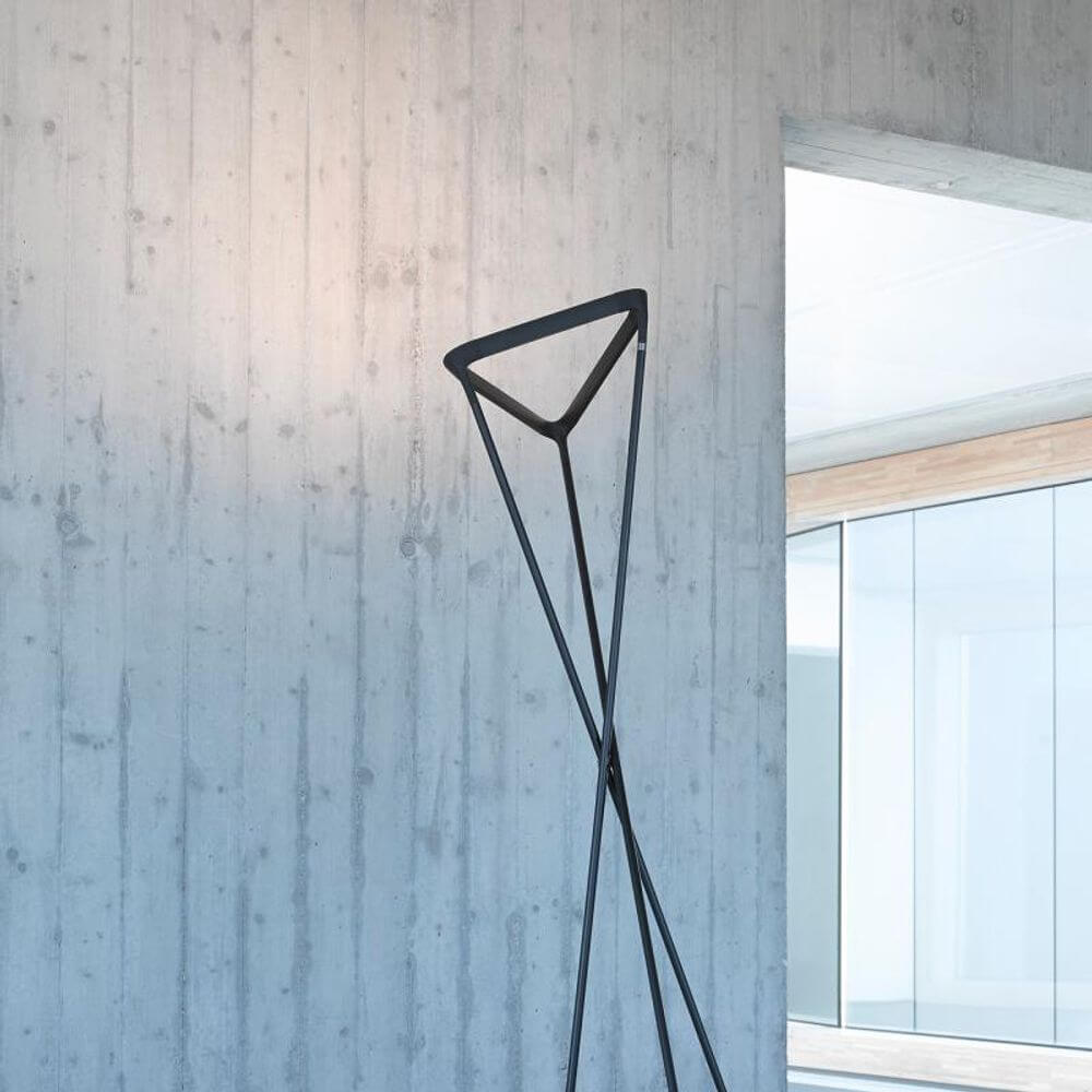 Luceplan LED Stehlampe Tango schwarz mit graziler Form und dreieckiger Basis im modernen Raum.