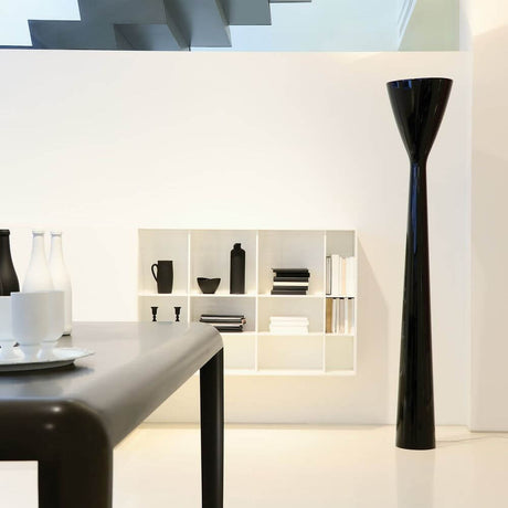 Luceplan LED Stehleuchte Carrara 185cm in modernem Raum mit minimalistischer Einrichtung.