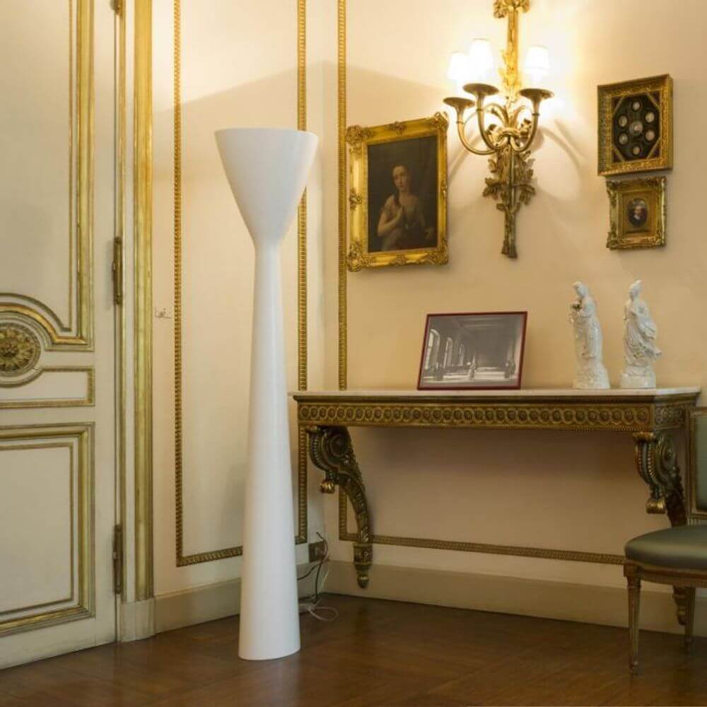 Luceplan LED Stehleuchte Carrara 185cm in eleganter Innenarchitektur, minimalistisches Design