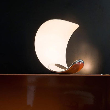 Luceplan LED-bordlampe Curl dimbar med elegant, lekent design og dimbar lysfargetemperatur.