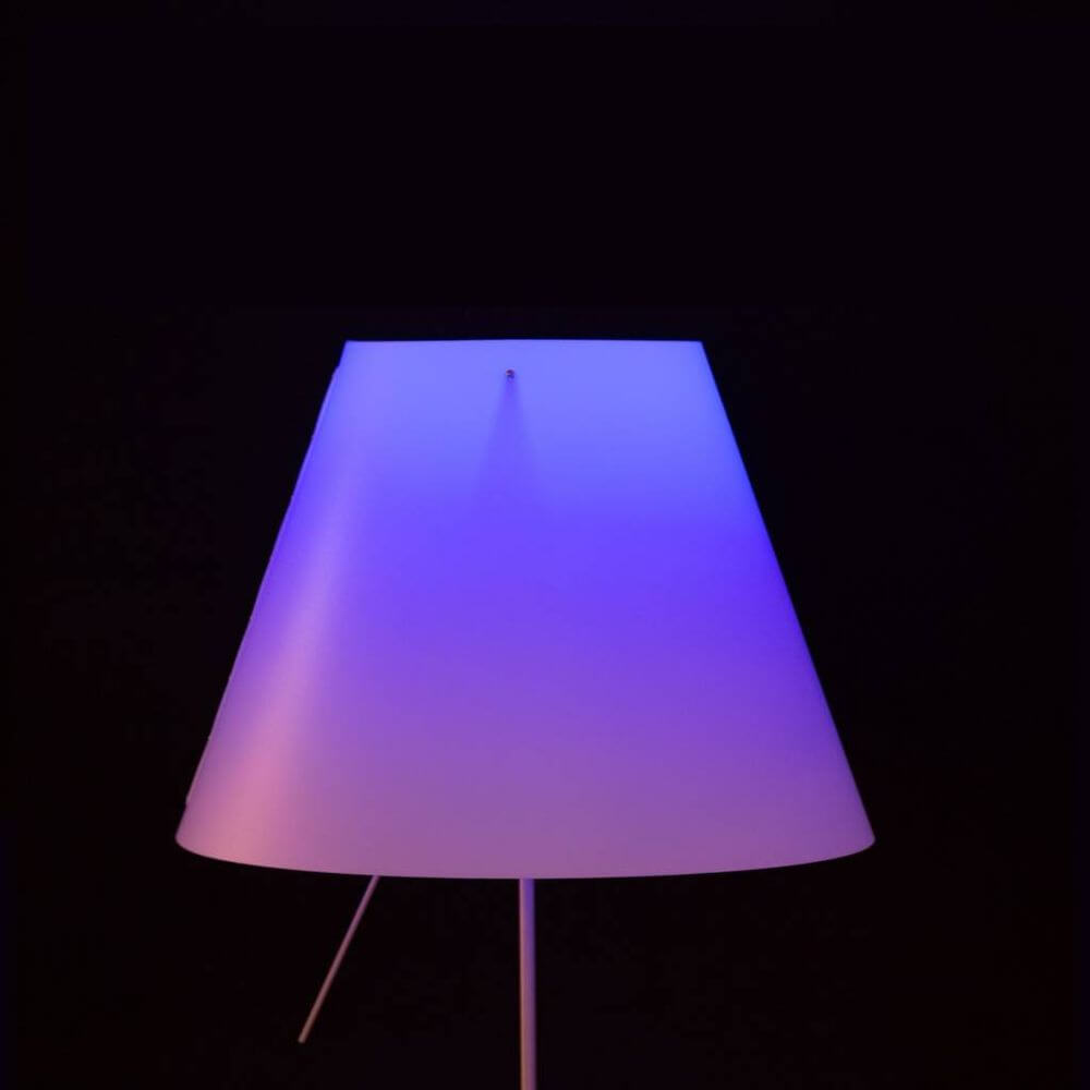 Luceplan LED Tischleuchte Costanza 110cm Philips Friends of Hue in eleganter Gestaltung mit buntem Licht.