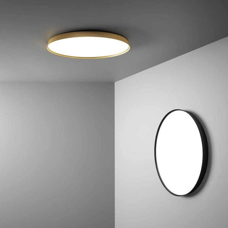 Luceplan LED Wand- & Deckenlampe Compendium Plate Ø 56cm an der Decke montiert neben einem runden Spiegel.