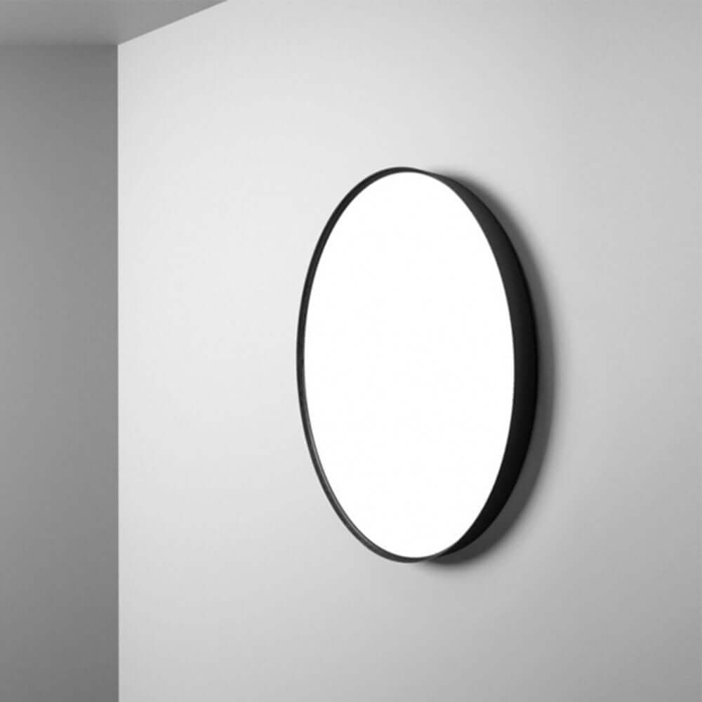 Luceplan LED Wand- und Deckenlampe Compendium Plate in rundem, flachem Design, Schwarz und Weiß, Ø 56cm, montiert an einer Wand.