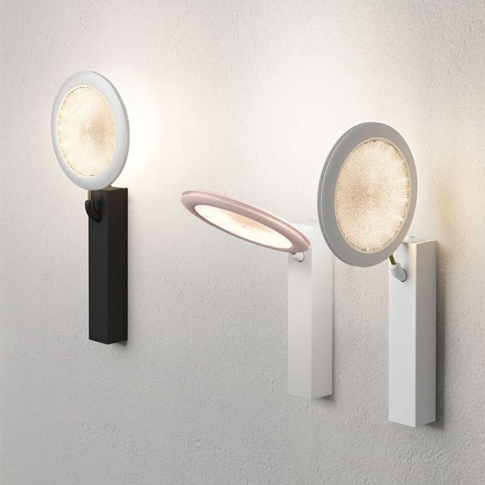 Luceplan LED Wandlampe Fly-Too 48cm in verschiedenen Farben, elegant an der Wand montiert.