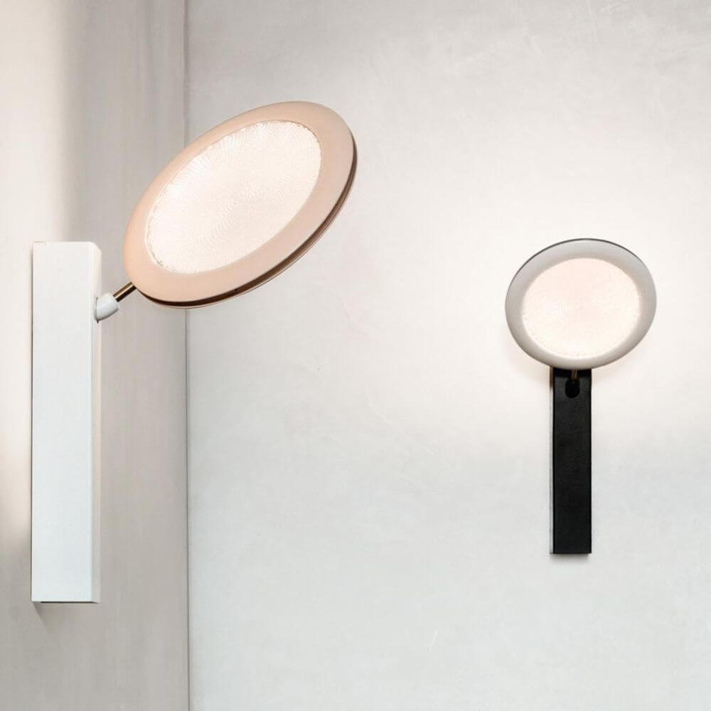 Luceplan LED Wandlampe Fly-Too 48cm in verschiedenen Farbvarianten an einer Wand installiert.
