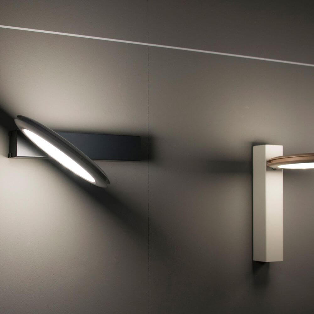 Luceplan LED Wandlampe Fly-Too 48cm in zwei Designvarianten an der Wand installiert.