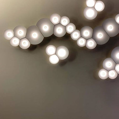 Luceplan LED wall light Bulbullia 37x31cm with light, bubble-like shapes on the wall.
