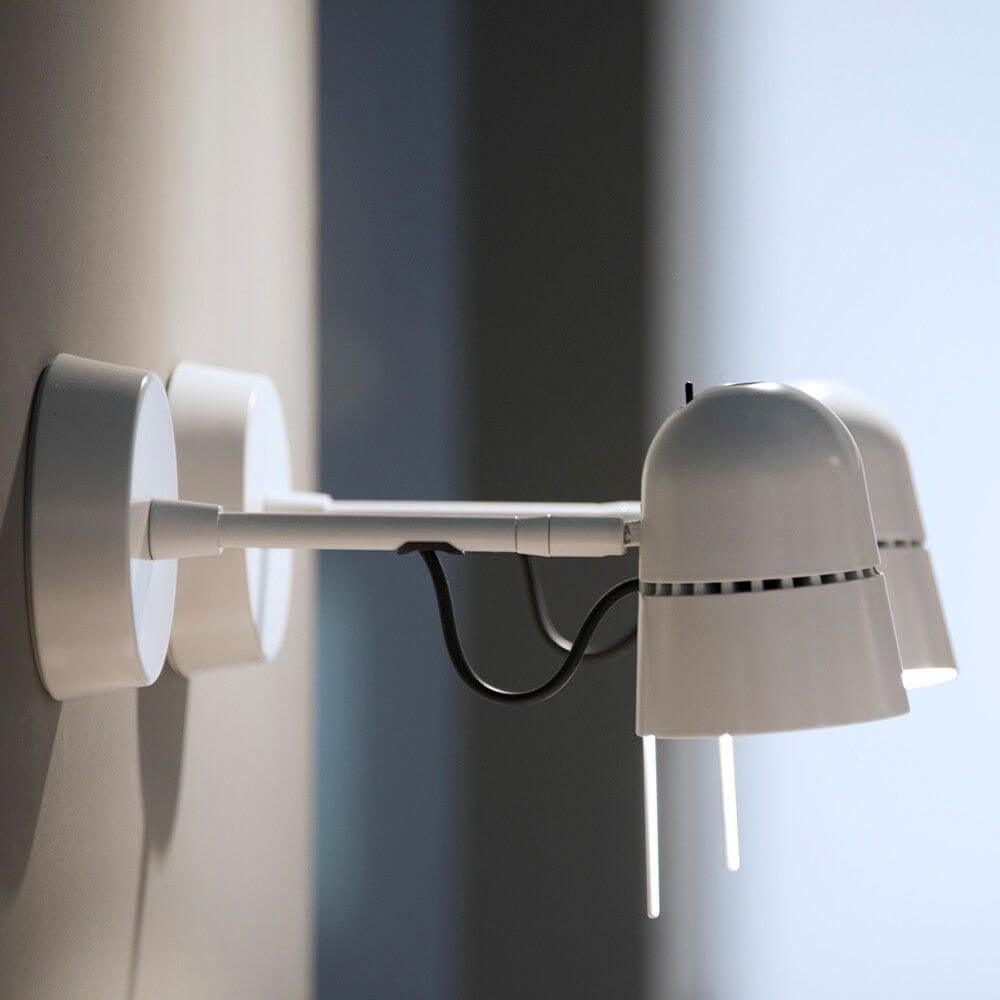 Luceplan LED Wandspot Counterbalance, moderne Wand- und Deckenleuchte mit Aluminiumkopf und Stahlstab.