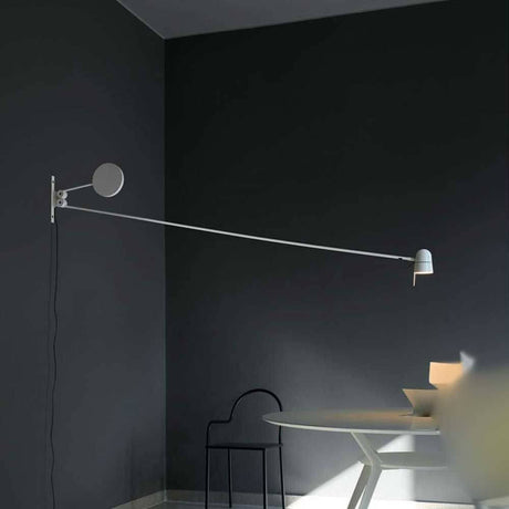 Luceplan LED applique murale Counterbalance avec contrepoids 190 cm sur un mur dans un espace moderne.
