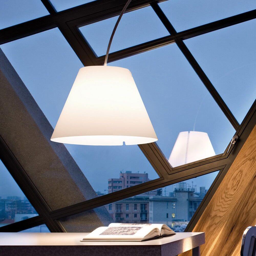 Luceplan Lady Costanza Bogenlampe mit Dimmer in modernem Ambiente mit eleganter Beleuchtung und flexiblem Schirm.