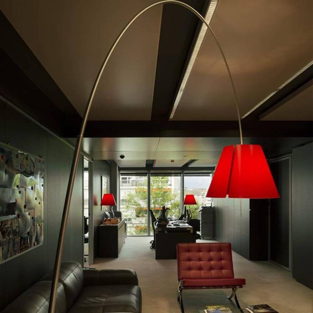 Luceplan Lady Costanza Bogenlampe mit Dimmer in modernem Büro mit rotem Lampenschirm