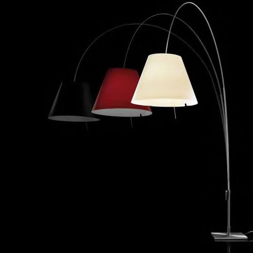 Luceplan Lady Costanza Bogenlampe mit Dimmer in Schwarz, Rot und Weiß, flexible Höhenverstellung und elegantes Design.