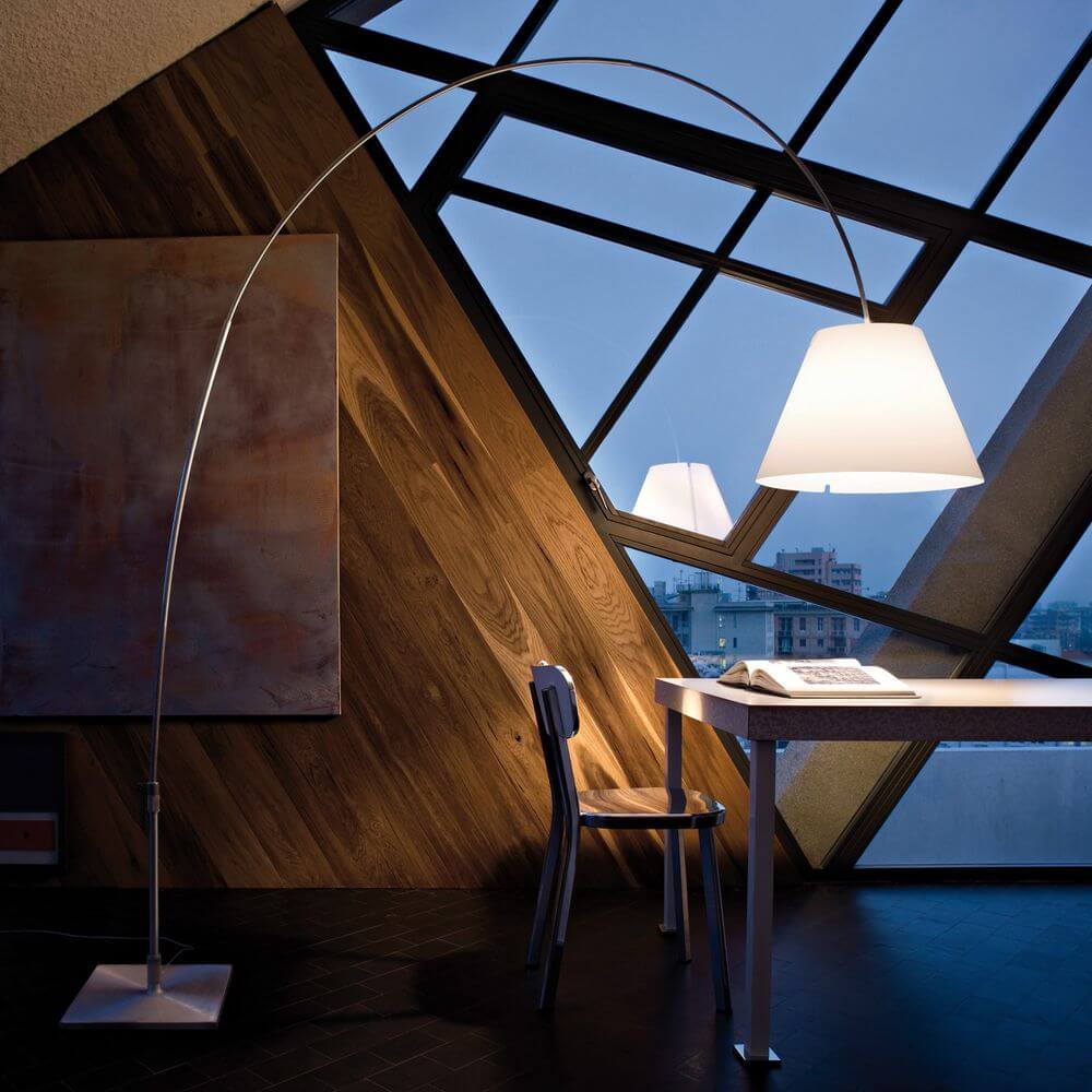 Luceplan Lady Costanza Stehleuchte 250cm unter einem modernen Fenster, elegant und flexibel, ideal für jedes Zuhause.