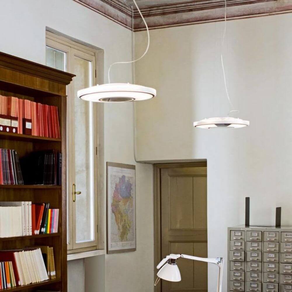 Luceplan Lightdisc Abhängekit für Ø 40er-Version in einer modernen Raumgestaltung mit Bücherregal