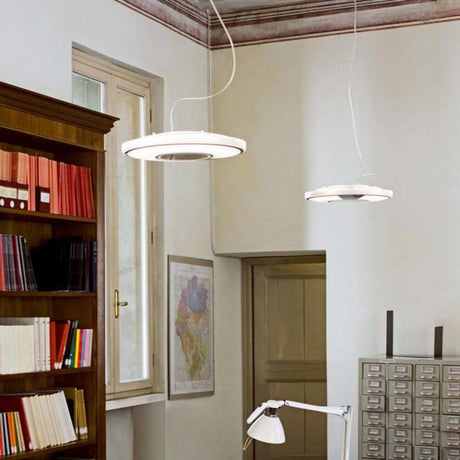Luceplan Lightdisc Abhängekit für Ø 40er-Version in einer modernen Raumgestaltung mit Bücherregal