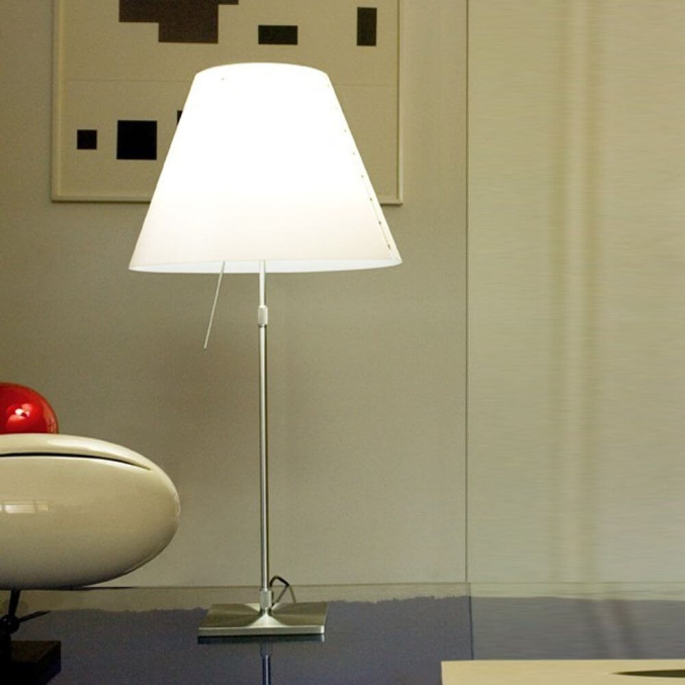Luceplan Stehlampe Costanza mit Sensor-Dimmer D13 c in modernem Raumdesign mit elegantem, konischen Lampenschirm.