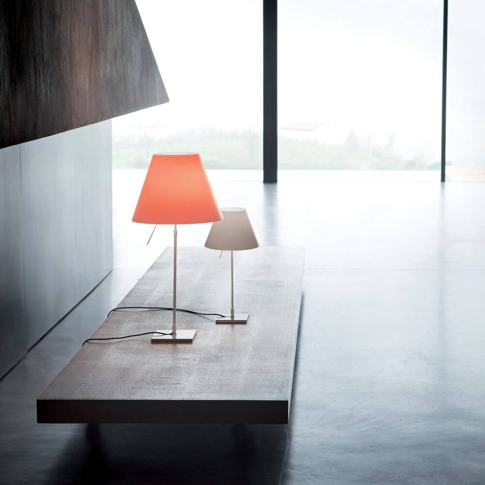 Luceplan Stehlampe Costanza mit Sensor-Dimmer D13 c auf einem Tisch in modernem Raum.