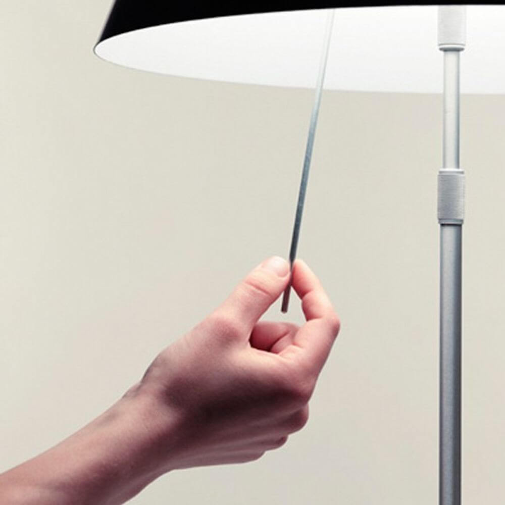 Luceplan Stehlampe Costanza mit Sensor-Dimmer D13 tc, handbetätigter Zugschalter zur Einstellung der Beleuchtung.