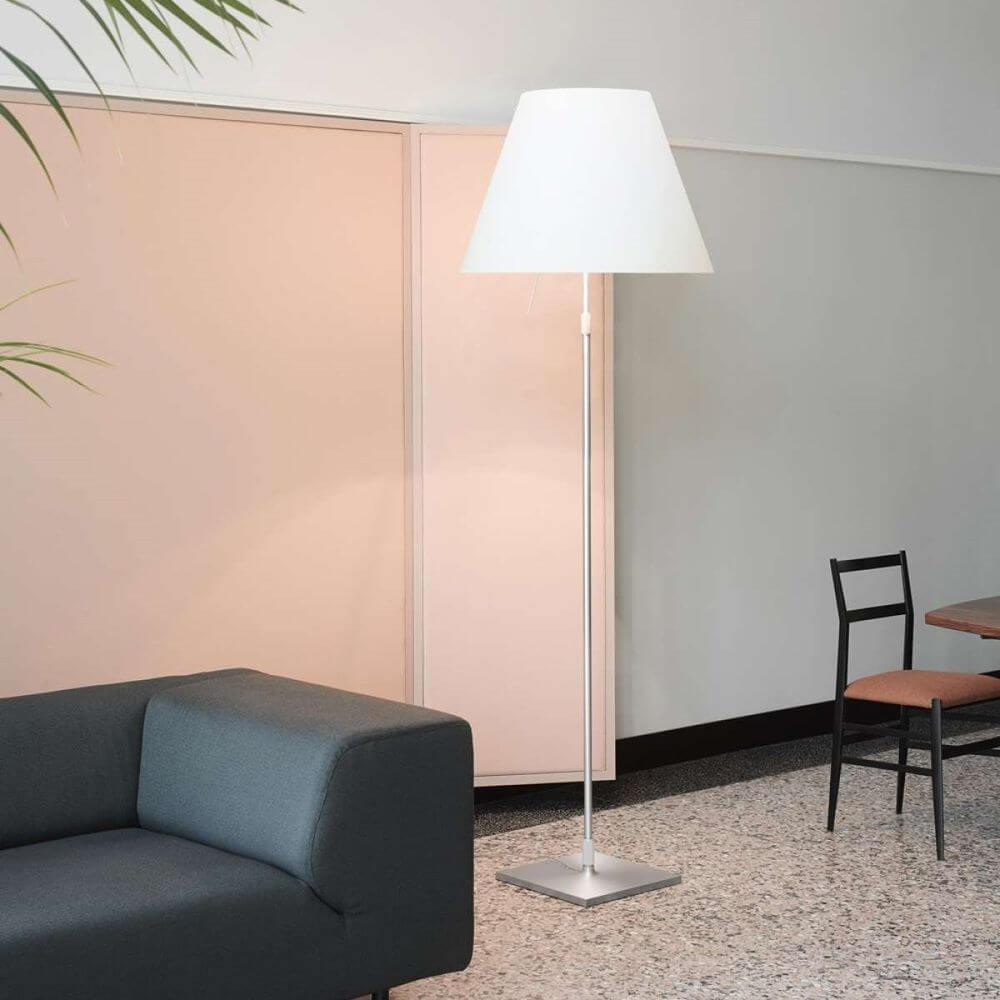 Luceplan Stehlampe Grande Costanza mit Sensor-Dimmer in modernem Raumdesign.