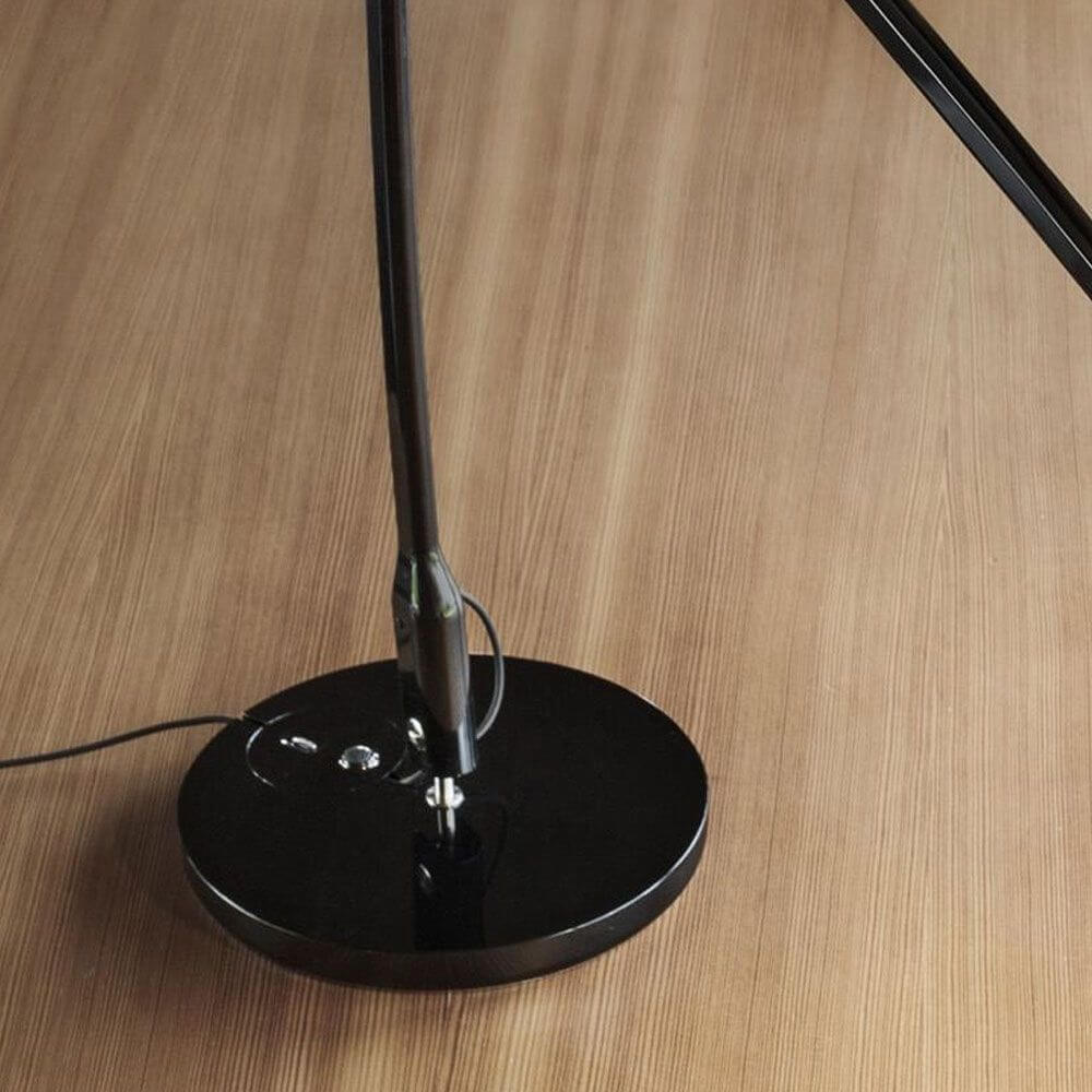 Luceplan Tivedo Tischfuß Ø 19cm auf einer Holzoberfläche, ultraleicht und stabil.