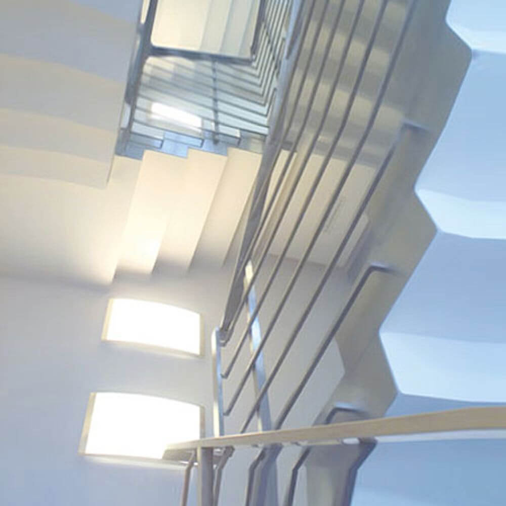 Luceplan Wand- & Deckenleuchte Strip Panel an einer modernen Treppe mit hellem Licht und elegantem Design.