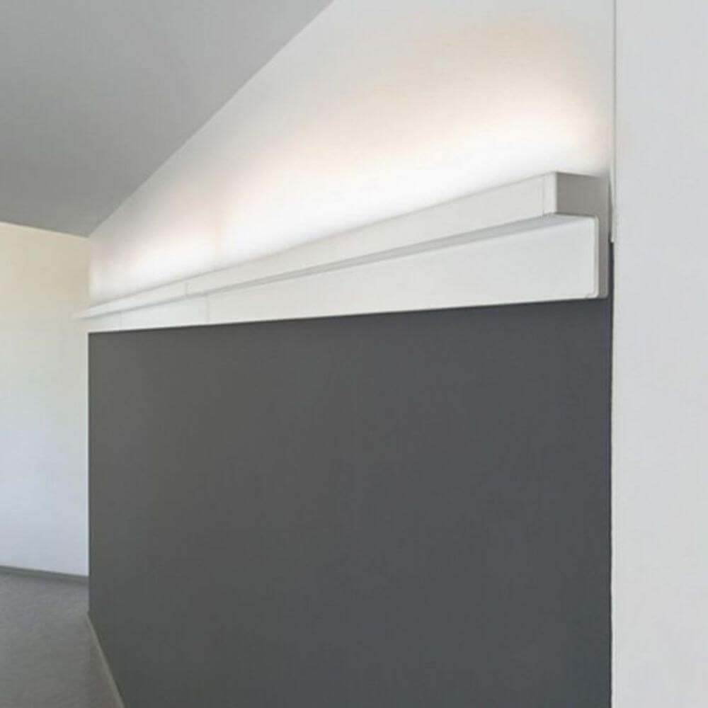 Luceplan Wandlampe Any 63cm weiß an grauer Wand montiert, elegant und modern für individuelle Wohnraumbeleuchtung.